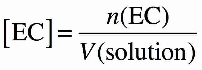 Formule d'une espèce chimique ionique dissoute en fonction de sa quantité de matière et du volume de la solution
