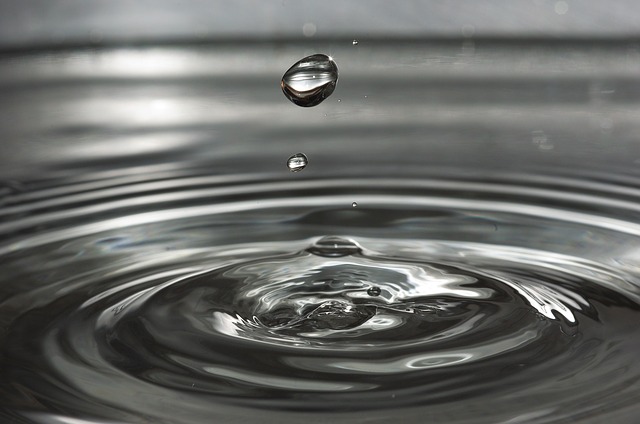 Une goutte d'eau provoque des ondulation à la surface de l'eau