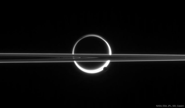 Photo des anneaux de saturne avec Titian et Encelade devant le soleil